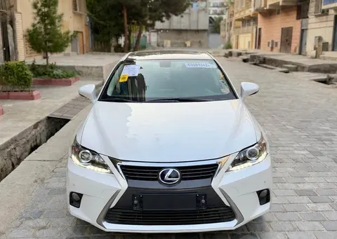 Lexus CT 200h 2015, 84,000 km, Pearl White