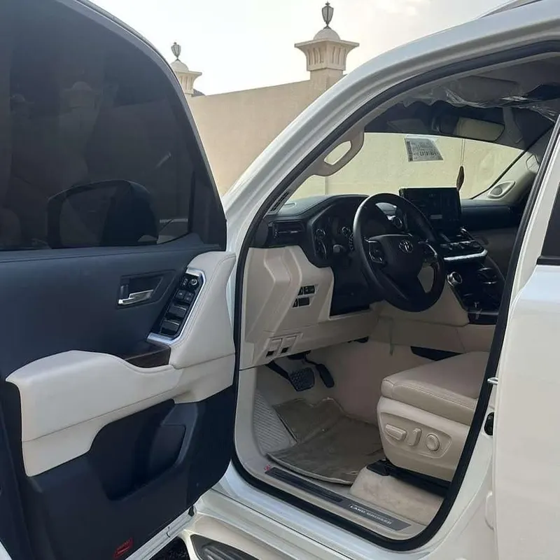 Toyota Land Cruiser GXR 2023 (4)