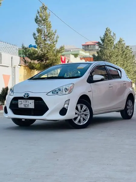 Toyota Aqua Hybrid 2015 (1)