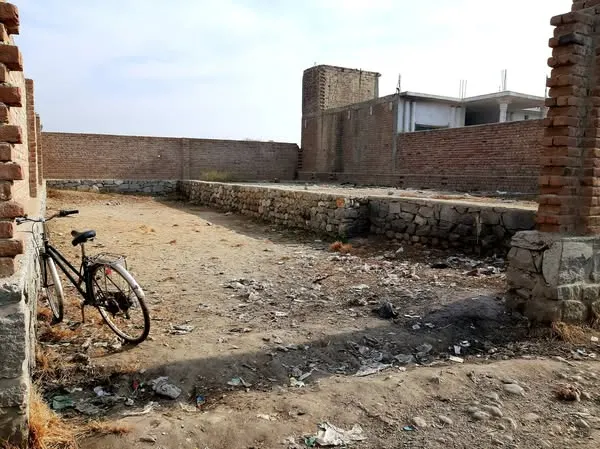 Walled land for sale, 300 m² (3 biswa) (2)